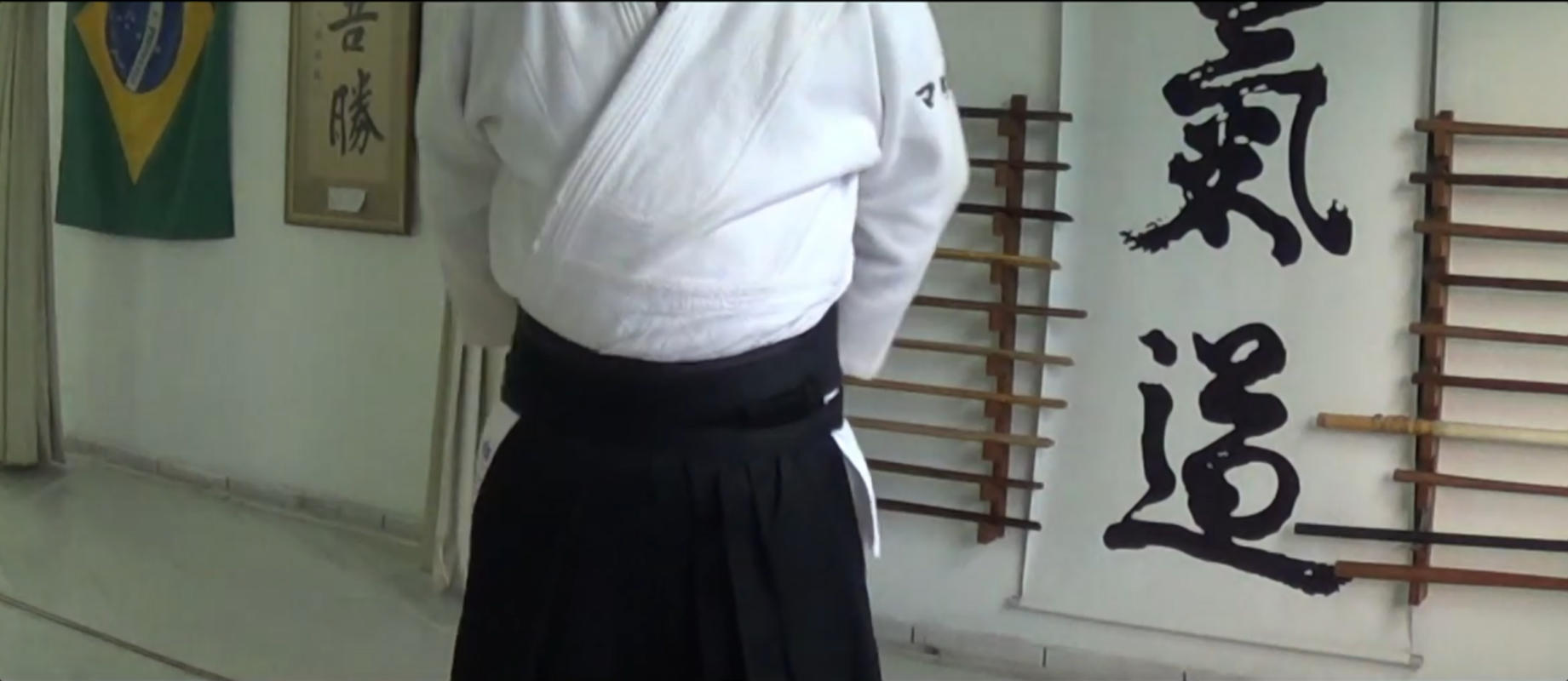 IAIDO: como amarrar a faixa e hakama, video youtube